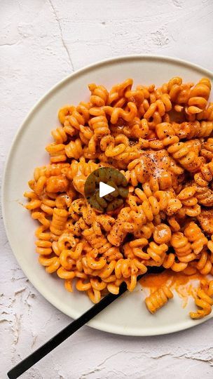 Romesco Pasta, Asafoetida Powder, Creamy Tomato Pasta Recipes, Vegan Fettuccine Alfredo, Toasted Cashews, 30g Protein, Creamy Tomato Pasta, Tomato Pasta Recipe, Fettuccine Alfredo Recipes