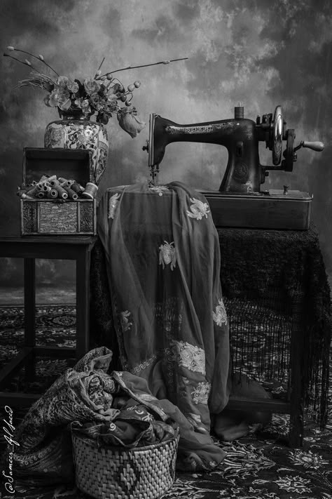 Sewing Aesthetic Photography Vintage, Sewing Dark Aesthetic, Sewing Machine Aesthetic Photography, Sewing Machine Astethic, Sewing Machine Singer, Vintage Sewing Machine Aesthetic, Sewing Aesthetic Dark, Vintage Seamstress Aesthetic, Tailor Aesthetic Vintage