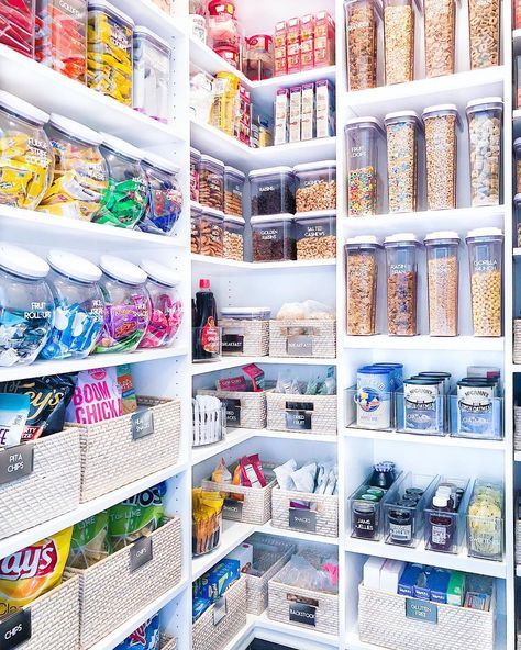 Talk Shop: Clea Shearer and Joanna Teplin, The Home Edit - HOUSE of HARPER #homeedit #organization Dream Pantry, Pantry Inspiration, Organized Pantry, Pantry Organisation, Diy Organizer, Desain Pantry, Home Edit, Kitchen Organization Pantry, Kitchen Organization Diy