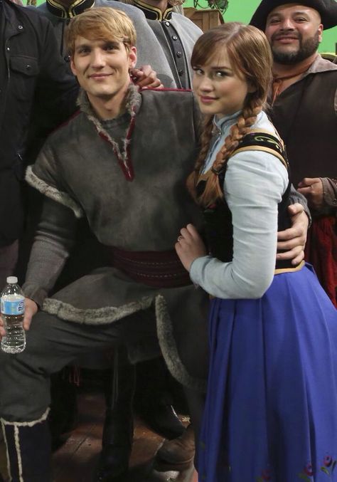 OMG I LOVE Anna and Kristoff! They are the best couple EVER!!!!❤️❤️❤️❤️❤️❤️ Kristoff And Anna, Kristoff Costume, Anna And Kristoff, Couples Costumes Creative, Funny Couple Costumes, Unique Couple Halloween Costumes, Funny Couple Halloween Costumes, Couples Cosplay, Anna Costume