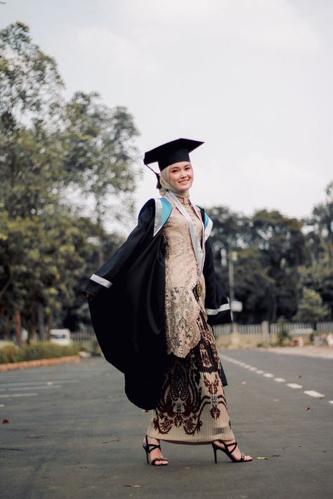 Konvokesyen Outfit, Konvokesyen Photography, Convocation Dress Graduation Muslim, Graduation Outdoor Photoshoot, Pose Wisuda Outdoor, Wisuda Photography, Convocation Dress Graduation, Outdoor Graduation Photoshoot Ideas, Convocation Outfit Graduation