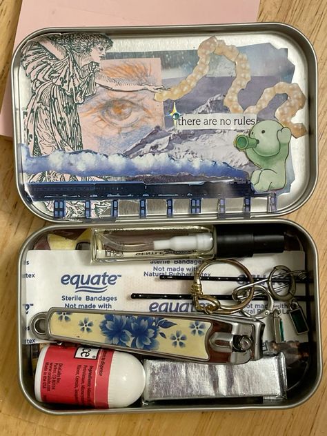 Find an empty altoids tin and join the latest trend Empty Altoid Tins Ideas, Cute Altoid Tin Ideas, Tin Containers Diy, Altoid Container Crafts, Decorate Altoid Tin, Altoid Tin Aesthetic, Altoids Tins Ideas, Cute Altoids Wallet, Altoid Mint Tin Crafts