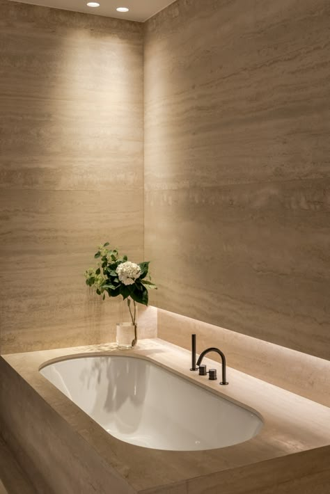 Master bathroom completely clad in Travertine marble. Integrated bath tub, with black taps by CEA. Integrated LED lighting creates a warm, cosy atmosphere. (Photo by Patricia Goijens) #bathroom #bath #travertine #marble #stone #lighting #blacktaps Travertine Bathroom, Tub Lighting, Bathroom Lighting Design, Penthouse Interior, Diy Bathroom Design, Diy Bathroom Storage, Small Bath, Trendy Bathroom, Marble Bathroom