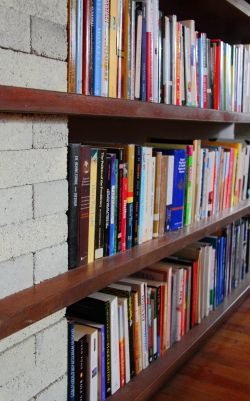 Making the Easiest Bookshelf - Blog - homeandawaywithlisa Diy Cheap Bookshelf, Homemade Bookshelf Ideas, Brick Bookshelf, Easy Bookshelf, Interesting Shelving, Cinder Block Shelves, Cheap Bookshelves, Bookshelf Diy, Brick Shelves