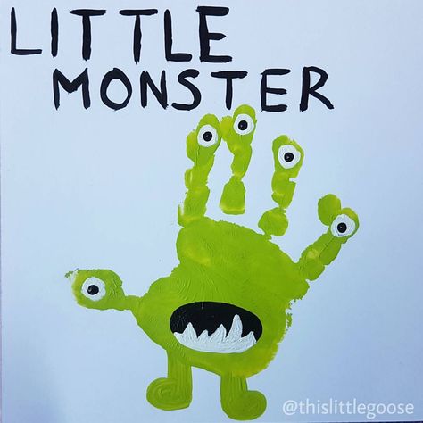 52 Likes, 3 Comments - Toddler Activities (@thislittlegoose) on Instagram: “We also managed to get this done of our friends hand while Goose slept. She was a total champ for…” Halloween Crafts For Toddlers, Monster Crafts, Footprint Crafts, Adornos Halloween, Green Monster, Footprint Art, Handprint Crafts, Daycare Crafts, Handprint Art