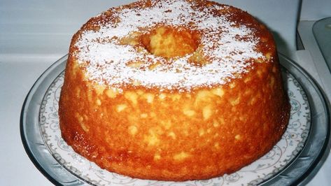 Make and share this Pineapple-Sour Cream Pudding Cake recipe from Genius Kitchen. Pineapple Sour, Pineapple Muffins, Pineapple Pudding, Cake Mix Desserts, Sour Cream Cake, Pistachio Pudding, Vegetarian Cake, Jell O, Pudding Cake