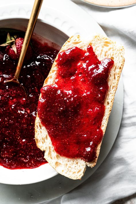 This is the easiest recipe for delicious homemade strawberry jam! It's made without pectin and canning, and it's as simple as simmering strawberries, lemon juice, sugar, and bourbon until thick. It's sweet but not too sweet, and the bourbon helps the strawberry flavor to really shine! Summer Baking Recipes, Strawberry Hand Pies, Breakfast Photography, Strawberry Jam Recipe, Homemade Strawberry Jam, Strawberry Jelly, Filled Donuts, Summer Baking, Jam And Jelly