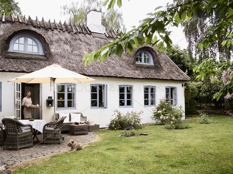 Danish Farmhouse, Thatched House, Mediterranean Living, Stone Cottages, B And B, Cottage Exterior, Parisian Apartment, Cottage Interiors, Forest House