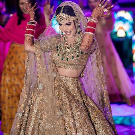 Golden Bridal Lehenga, भारतीय दुल्हन संबंधी, Designer Bridal Lehenga Choli, Latest Bridal Lehenga, Wedding Lehenga Designs, Muslim Wedding Dresses, Indian Bride Outfits, Bridal Lehenga Collection, Designer Bridal Lehenga