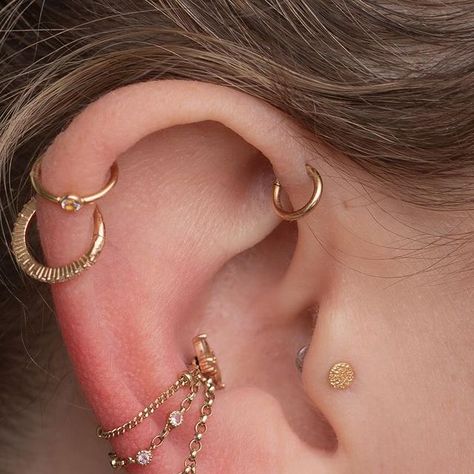 Cris Blackwater | Fine Jewelry on Instagram: "Pink sapphires and diamonds for @jordanlangdon ‘s custom conch chain 💕 We all know by now that’s my favorite combo, right? Installed by @tobiasxva at @brilliancepiercing Thank you so much guys for taking (and letting me repost) the photos! It always makes my day when I get to see one of pieces installed 🌸" Conch With Chain, Conch Piercing Chain, Conch Earring Jewelry, Ear Setup, Conch Chain, Silver Piercings, Hair Piercing, Ear Stacks, Piercing Conch