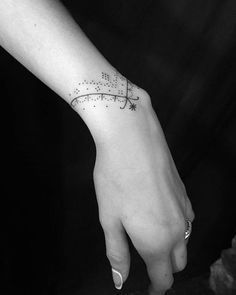 Wrist Band Tattoo, Wrist Bracelet Tattoo, Tattoo Band, Unique Wrist Tattoos, Armband Tattoos, Geniale Tattoos, Lace Tattoo, Wrist Tattoos For Women, Tattoo Bracelet