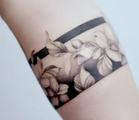 Cover Up Band Tattoo, Banded Tattoos, Floral Band Tattoo, Tattoo Bee, Tattoo Armband, Tattoo Frau, Cuff Tattoo, Iris Tattoo, Flower Tattoo Ideas