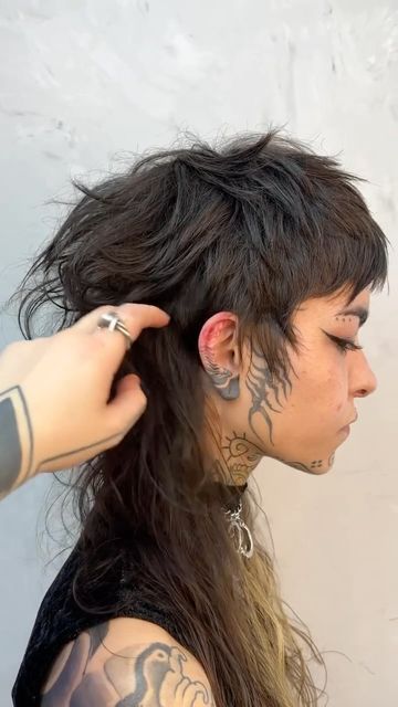 Short Hair At The Front Long At The Back, Womens Mullet Hairstyles Long, Short Hair Front Long Hair Back, Pixie Long Front Short Back, Edgy Curly Hair Color, Womens Mullet Straight Hair, Long Mullet Short Sides, Mullet On Long Hair, Short In Front Long In Back Haircut