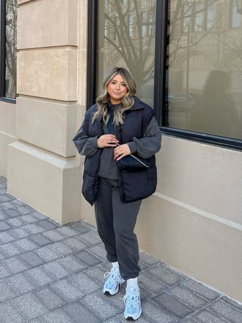 Casual Outfits Midsize Winter, Autumn 2023 Midsize Fashion, Plus Size Fall Mom Outfits, Autumn Winter Outfits Plus Size, Plus Rainy Day Outfit, Curvy Cozy Outfit, Puffer Vest Outfit Midsize, Amsterdam Outfit Plus Size, Winter Athleisure Outfits Midsize