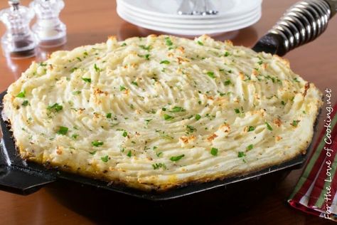 Slow Simmered Beef Cottage Pie Beef Cottage Pie, Iron Skillet Recipes, Cast Iron Skillet Recipes, Ground Lamb, Cottage Pie, Shepherd's Pie, Beef Chuck, Creamy Mashed Potatoes, Shepherds Pie