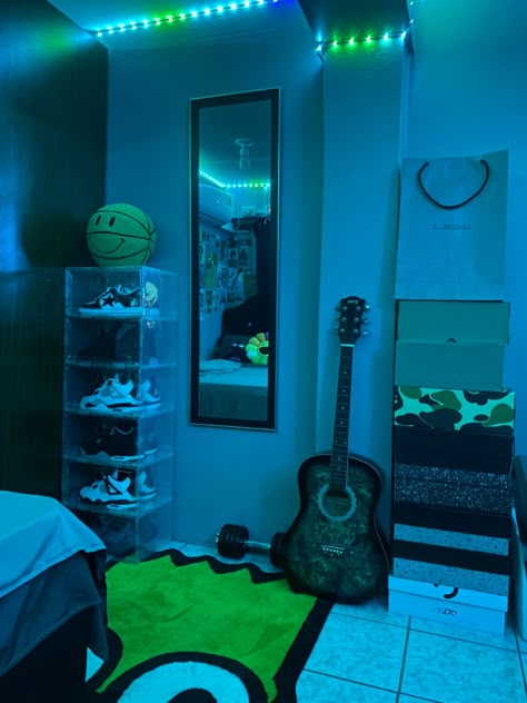 Y2k Room Aesthetic, Hypebeast Apartment, Hypebeast Bedroom, Loft Apartment Aesthetic, Chill Room Ideas, Y2k Bedroom, Y2k Room, Room Boy, Hypebeast Room