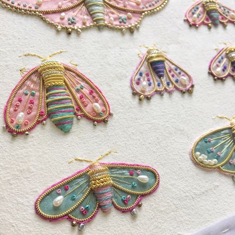 Bugs Embroidery, Cl Fashion, Handmade Embroidery Designs, Bead Embroidery Patterns, Bead Embroidery Jewelry, 자수 디자인, Hand Embroidery Art, Flower Embroidery Designs, Embroidery Jewelry