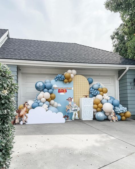 You’ve got a friend who’s 3! What’s your favorite feature of this fun birthday party backdrop? Mine is the song lyrics on the cake… | Instagram You’ve Got A Friend In Me Birthday Party, You’ve Got A Friend Who’s 3 Birthday, Kids First Birthday Party Ideas, Baby Shower Toy Story Theme, Its A Boy Story Baby Shower Ideas, Toy Story Backdrop Ideas, Boy Story Baby Shower Theme, Cake Instagram, Toy Story Baby