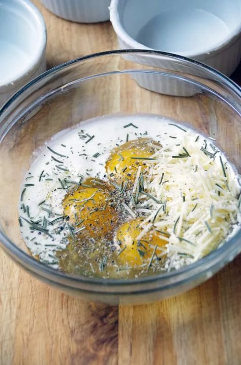 Easy Baked Egg Recipe With Parmesan and Rosemary | Foodtalk Egg Quiche Recipes, Bake Eggs, Oven Baked Eggs, Recipes With Parmesan Cheese, Fresh Herb Recipes, Breakfast Bowls Recipe, Rosemary Recipes, Baked Eggs Recipe, Muffin Cup