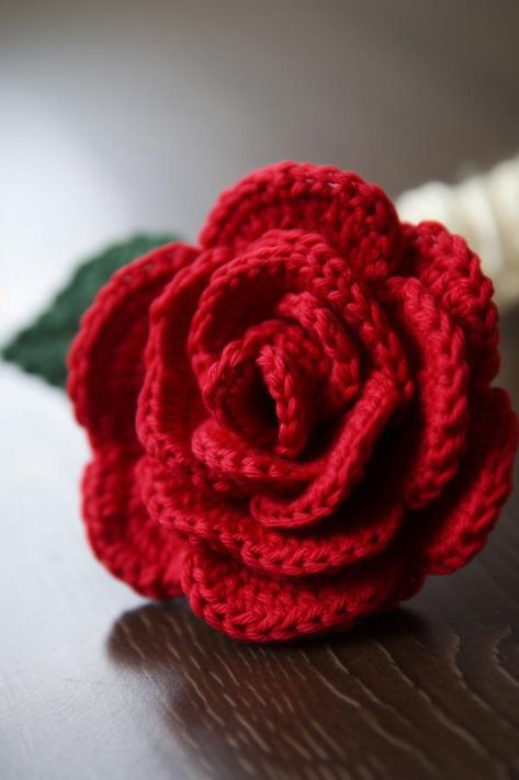 Diy Crochet Rose, Free Crochet Rose Pattern, Crochet Zig Zag, Diy Crochet Flowers, Crochet Rose Pattern, Crochet Plants, Crochet Roses, Crochet Flowers Easy, Granny Square Crochet Patterns Free