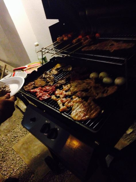 Una noche de parrillada Carne Asada Party, Carnita Asada, Pink Life, Carne Asada, Coco, Spain, Meat, Chicken, Funny