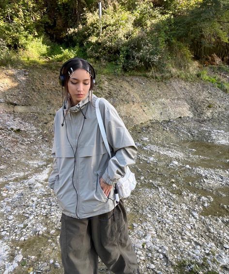 Homeless Outfit Aesthetic, Mogo Mogo, Gorpcore Windbreaker, Aesthetic Tumblr, Layered Fashion, Ready For Fall, Inspo Outfit, Girl Fits, Outdoor Fashion