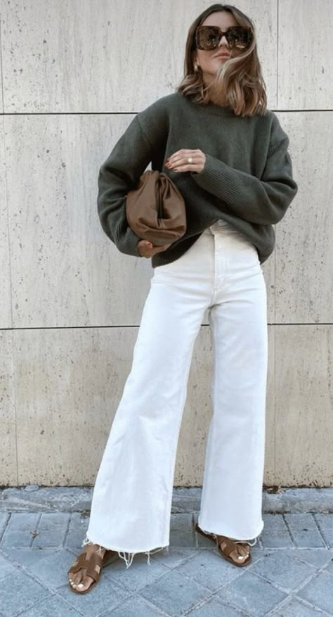 Fall Outfits For Long Torso, October Dinner Outfits, Classic Pieces Fashion, Light Fall Outfits Casual, Chic Wide Leg Pants Outfit, Classic Outfit Inspiration, Madewell Inspired Outfits, 2023 Nyc Street Style, Neutral Style Fashion Minimal Classic