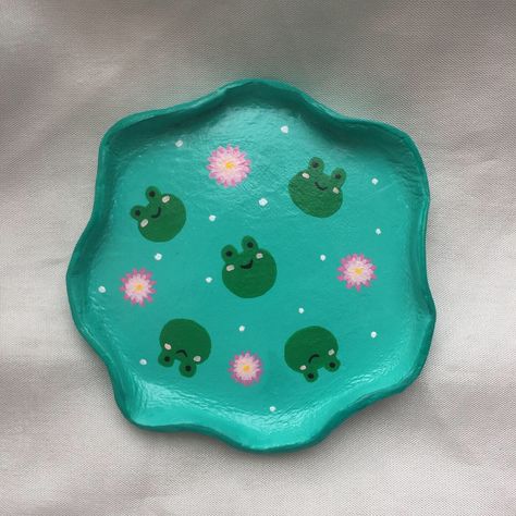 Frogs Frog Bowl, Ceramic Projects, Diy Pottery Painting, Clay Plates, Pattern Painting, Painted Plates, Diy Pottery, Ceramics Projects, Clay Ceramics