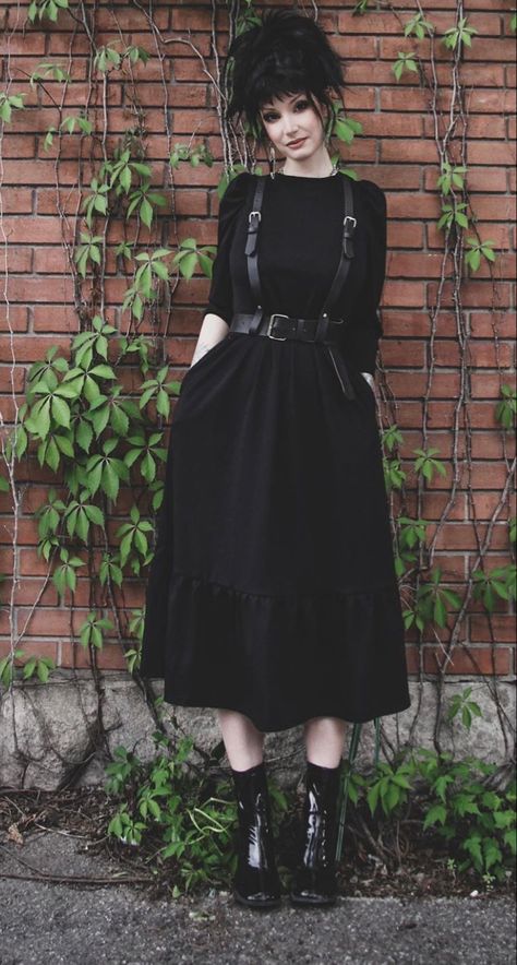 Garden Goth Fashion, Vintage Gothic Fashion, 2023 Goth Fashion, Comfy Gothic Outfits, Cottage Goth Aesthetic Outfits, Goth Business Professional, Minimalist Goth Aesthetic, Whimsical Gothic Fashion, Gothic Spring Outfit