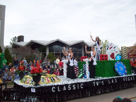 Las Vegas Themed Parade Floats | Bridgman High School - AP English Literature and Composition Homecoming Floats High School, Parade Float Diy, Parade Float Theme, Ap English Literature, Vegas Theme Party, Homecoming Floats, Homecoming Themes, Homecoming Spirit, Homecoming Parade