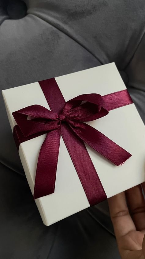 Gift Box Photo, Birthday Gifts Box, Gift Pic, Presents Pictures, Present Bag, Present Aesthetic, Boy Birthday Gift Ideas, Gift Snap, Gift Giving Aesthetic