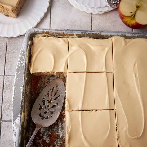 Apple Sheet Cake with Caramel Frosting Noodles With Ground Beef, Apple Sheet Cake Recipe, Apple Sheet Cake, Cake With Caramel Frosting, Caramel Apple Cake Recipe, Christmas Pie Recipes, Cider Recipes, Pan Desserts, Caramel Buttercream Frosting