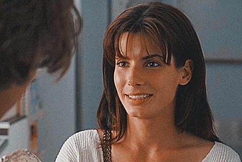 Sandra Bullock Bangs, Sandra Bullock 90s Outfits, Sandra Bullock Hair 90s, Hairstyles From Movies, Sandra Bullock 90s, Sandra Bullock Hairstyles, A Time To Kill, Sandra Bullock Hair, Sleep Hairstyles