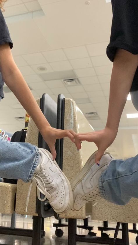 Hand Poses With Bestie, Duo Poses Best Friends, Insta Photo Ideas For Duos, Poses For Pictures Duo, Duo Bestie Poses, Poses For School Photos, Heart Poses, School Picture Poses, Besties Hands Aesthetic