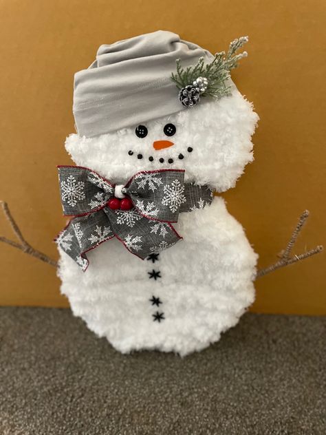 Three duster mop heads. 2 styrofoam reefs Dollar Tree Snowman, Christmas Orniments, Snowman Diy, Snowmen Crafts, Snowman Crafts Diy, Tacky Christmas, Tree Snowman, Melt My Heart, Diy Snowman