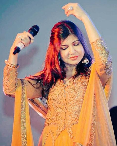 Alka Yagnik LIVE Concert in Durban, South Africa 💝💘💟 #AlkaYagnik #SingerAlkaYagnik #Alka_Yagnik #MelodyLane #Bollywood #Durban #southafrica Singer Alka Yagnik Alka Yagnik Photos Hd, Alka Yagnik Photos, Bollywood Singers, Glamour Clothing, Alka Yagnik, Best Music Artists, Durban South Africa, Photoshop Backgrounds Free, National Film Awards