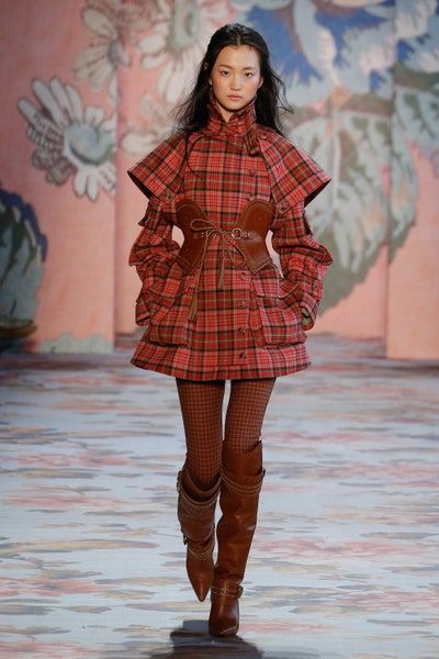 Zimmermann Fall 2018 Ready-to-Wear collection, runway looks, beauty, models, and reviews. Plaid Aesthetic, Nostalgic Fashion, Tartan Fashion, Fashion Week 2018, Oc Board, Trendy Dress, Winter Mode, Plaid Fashion, Fashion Show Collection