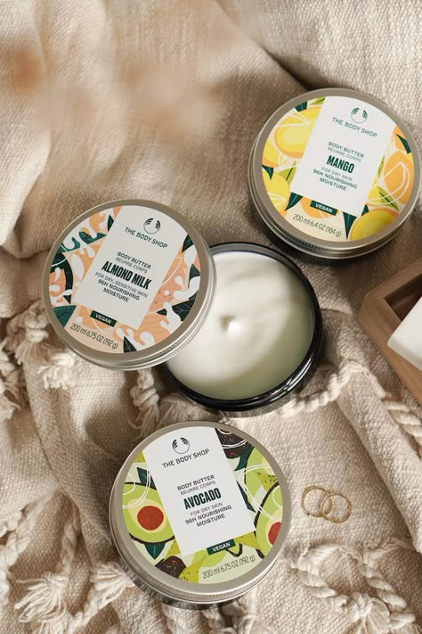 Als je één iconisch product van The Body Shop op mag noemen noem je waarschijnlijk body butter. Ze staan al jaren bekend om hun heerlijke rijke, voedende body butters. Maar die verpakking bestond volledig uit plastic dus ze hebben een duurzamere verpakking ontwikkeld die ik graag aan je voorstel samen met de nieuwe Avocado variant.… Het bericht The Body Shop vernieuwde body butter verpakking + avocado body butter verscheen eerst op Beautyill. The Body Shop Best Products, Body Shop Moisturizer, The Body Shop Aesthetic, Body Butter Body Shop, Body Butter Packaging Ideas, Body Butter Photography, Bodyshop Skincare, Body Butter Aesthetic, Avocado Body Butter