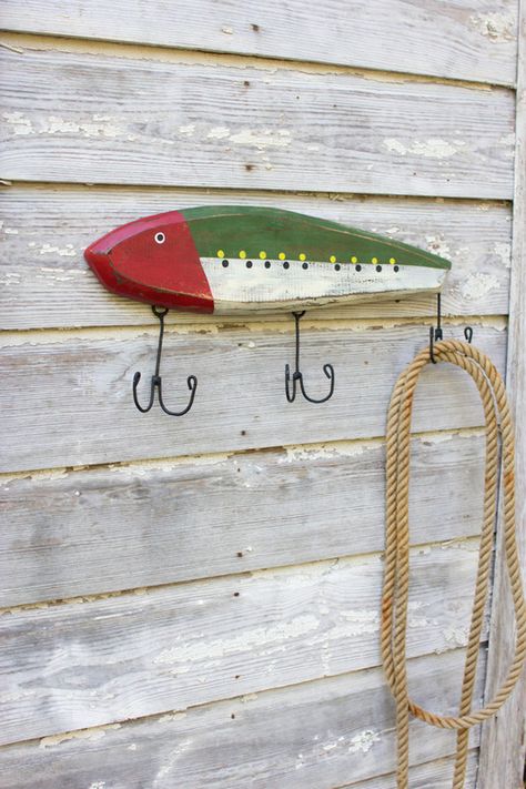 wooden fishing lure coat hook \ green scale Diy Fishing Decor, Tre Kunst, Deco Marine, Fishing Cabin, Fishing Room, Lake Decor, Wood Fish, Fish Supplies, Fishing Diy