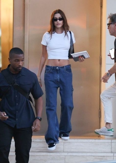 Baggy Jeans Hailey Bieber, Blue Jeans Outfit Summer, Vans Old Skool Outfit, Only Love Is Real, Alice Dellal, Hailey Baldwin Street Style, Brian Weiss, Hailey Bieber Outfits, Love Is Real