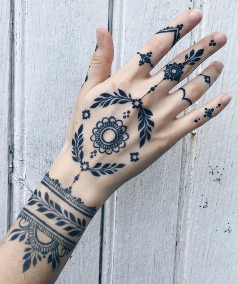 Hanna Hand Tattoo, Pagan Hand Tattoos, Witchy Henna Designs, Ornamental Hand Tattoos For Women, Elegant Hand Tattoos, Jagua Henna, Henna Style Tattoos, Wiccan Tattoos, Henna Drawings