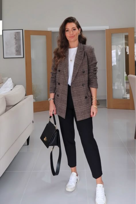 Casual Office Blazer Outfit, Brown Patterned Blazer Outfit, Brown And Black Blazer Outfit, Chic Outfits With Blazers, Plaid Blazer Work Outfit, How To Style A Brown Blazer Women, Styling Brown Blazer, University Wear Outfits, Brown Plaid Pants Outfit Work