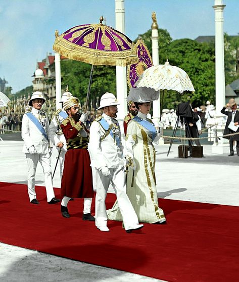 December 1911 -  King George V and Queen Mary at the Delhi Durbar, it was only ever held three times, in 1877, 1903, and 1911 at the apex of the British Empire. The 1911 Durbar was the only one that a British sovereign attended. The term was derived from the Mughal term durbar. British Empire In India, Book Reels, King George Vi Coronation, Delhi Durbar, British Rule In India History, Royal Guards, Historical India, Aurangzeb Mughal Empire, Colonial India