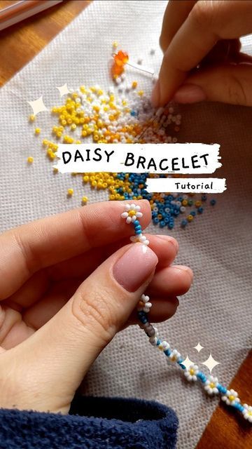 Small Bead Bracelet Tutorial, Diy Daisy Bead Bracelet, Daisy Bead Bracelet Tutorial, Cute Homemade Bracelet Ideas, Seed Bead How To, Tiny Bead Bracelet Patterns, Bead Daisy Tutorial, How To Beaded Bracelets, Beaded Friendship Bracelets Tutorial