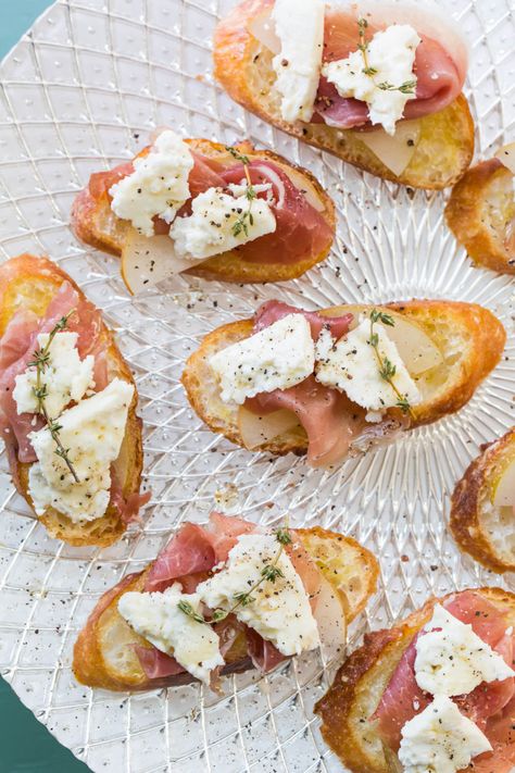 Blue Cheese Crostini, Smoked Salmon Crostini, Salmon Crostini, Pear And Blue Cheese, Cake Sandwiches, Cheese Crostini, Best Party Appetizers, Crostini Appetizers, Bruschetta Toppings