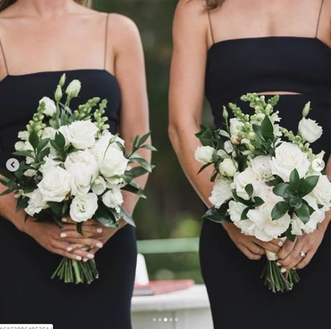 Black And White Bridesmaids Bouquet, Black White And Green Wedding Bouquet, Black Tie Wedding Flowers Bridesmaid Bouquets, White And Dark Green Wedding Flowers, White And Black Bridesmaid Bouquet, Classic Bridesmaid Bouquet, Bouquets For Black Dresses, Italian Cocktail Hour Food, Black Tie Bouquet