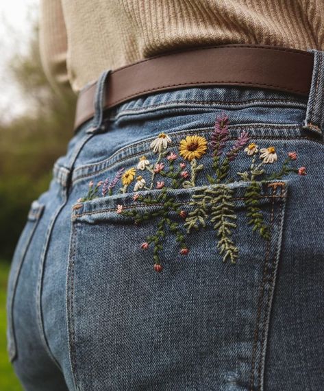 Pant Pocket Embroidery, Embroidered Pants Diy, Pant Embroidery Design, Embroidery On Jeans Pocket, Jean Pocket Embroidery, Flower Embroidery Jeans, Jean Embroidery, Pants Embroidery, Embroidery Jeans Diy