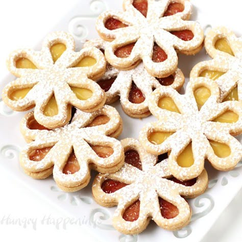 Turn crispy almond cookies filled with raspberry jam or lemon curd into beautiful flowers with colorful petals. These delicate Linzer Cookie Daisies will make wonderful treats for Mother's Day, a bridal shower, an afternoon tea, or a birthday party. Linzer Cookie, Sandwich Cookies Filling, Linzer Cookies Recipe, Holiday Desserts Table, Linzer Cookies, Edible Crafts, Almond Cookies, Cut Out Cookies, Raspberry Jam