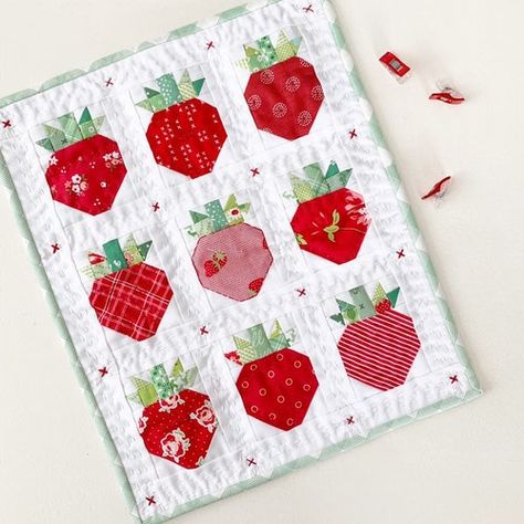 Strawberry Quilt, Strawberry Social, Thrift Diy, Christmas Quilt Ideas, Mini Patchwork, Flower Quilt Patterns, Pink Berries, Heart Quilt Pattern, Mini Quilt Patterns