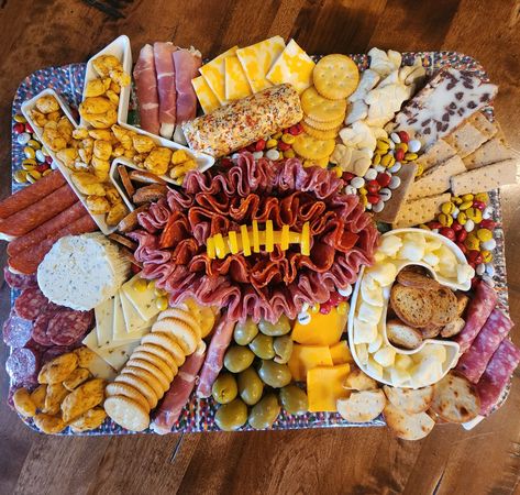 Food Ideas Superbowl, Charcuterie Board Tailgate, 49er Charcuterie Board, Chief Themed Food, Kc Chiefs Party Food, Sports Charcuterie Board Ideas, Football Grazing Table, Kansas City Chiefs Charcuterie Board, Gameday Charcuterie Board